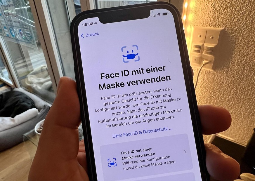 Das iPhone 12 und das iPhone 13 lassen sich neu auch mit Maske entsperren. Apple hat die automatische Gesichtserkennung (Face ID) angepasst.