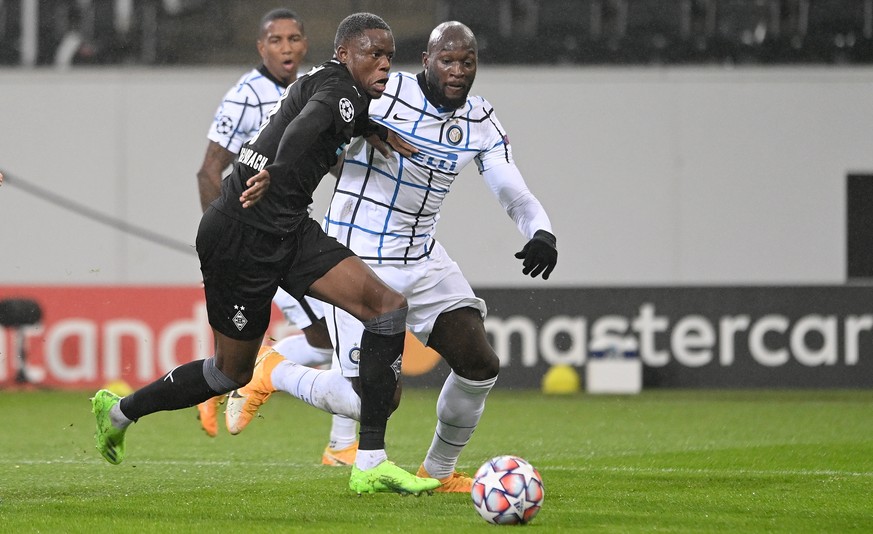 epa08856110 Inter?s Romelu Lukaku (R) in action against Moenchengladbach&#039;s Denis Zakaria (L) during the UEFA Champions League group B soccer match between Borussia Moenchengladbach and Inter Mila ...