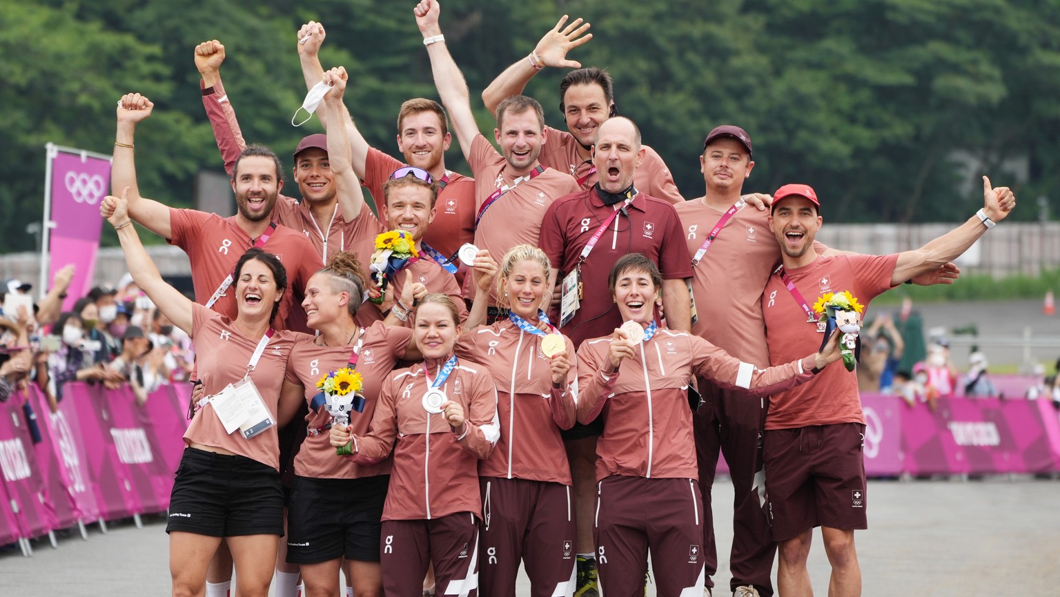 epa09369466 Swiss cyclicts Bronze medalist Linda Indergand (front-R), Gold medalist Jolanda Neff (front-2R) and Silver medalist Sina Frei (front-C) pose with the Swiss team after the Women&#039;s Moun ...