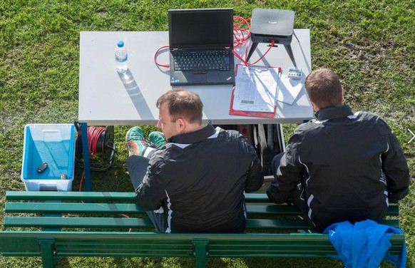 Gleich zwei Staffmitglieder überwachen den Vorgang.