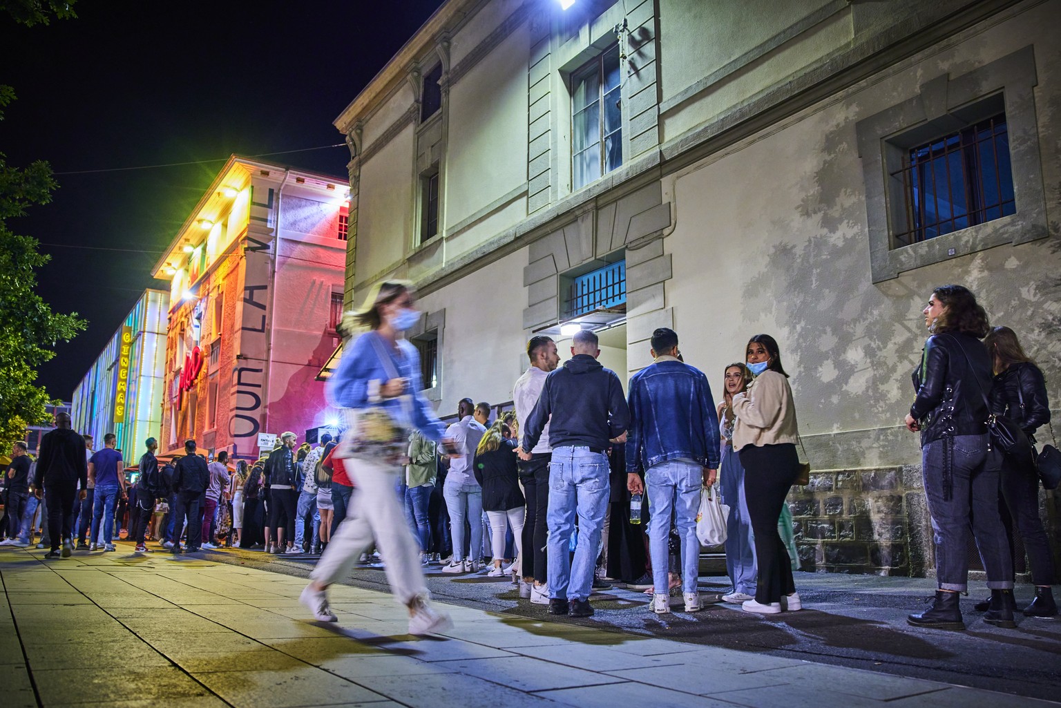 ARCHIV --- ZUR ANKUENDIGUNG DES BUNDESRATS UEBER DIE AUFHEBUNG DER CORONAMASSNAHMEN --- Club goers wait in line at the MAD (Moulin a Danse) night club to show their QR codes and COVID-19 certificates  ...