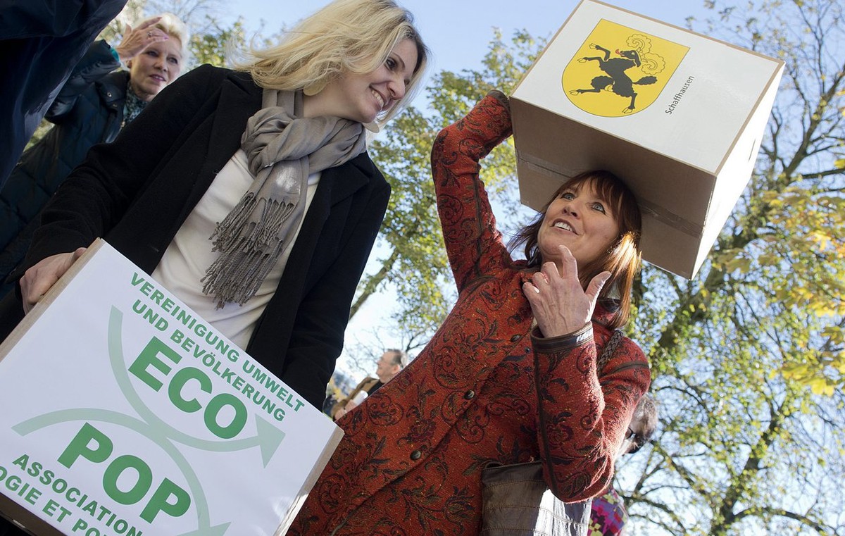 Unterschriftensammler waehrend der Einreichung der Ecopop Initative, "Stop der Ueberbevoelkerung" am Freitag, 2. November 2012 in Bern. Das Volksbegehren hat zwei Stossrichtungen: Einerseits ...