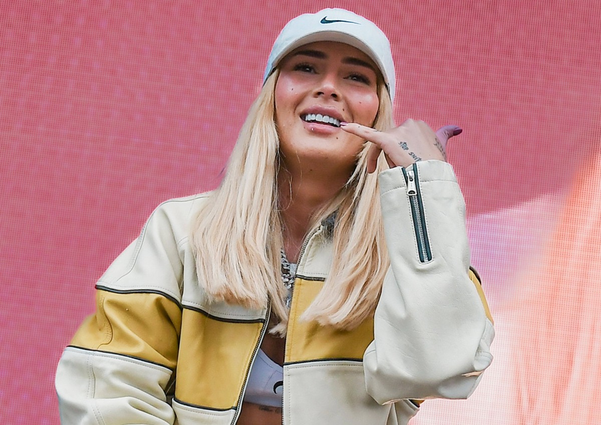 25.09.2022, xlakx, Entertainment Festival, Lollapalooza Berlin 2022 emspor, v.l. Die Rapperin Loredanabuergl.Loridana Zefi steht beim Lollapalooza Festival Berlin auf dem Gelaende des Olympiastadions  ...