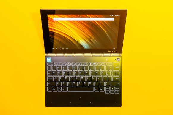 Das Yoga Book ist ein neuartiger Tablet-PC. Mit einem Stift mit echter Tinte kann man Notizen machen oder Zeichnungen anfertigen, die vom Yoga Book digitalisiert werden. Die hintergrundbeleuchtet ...