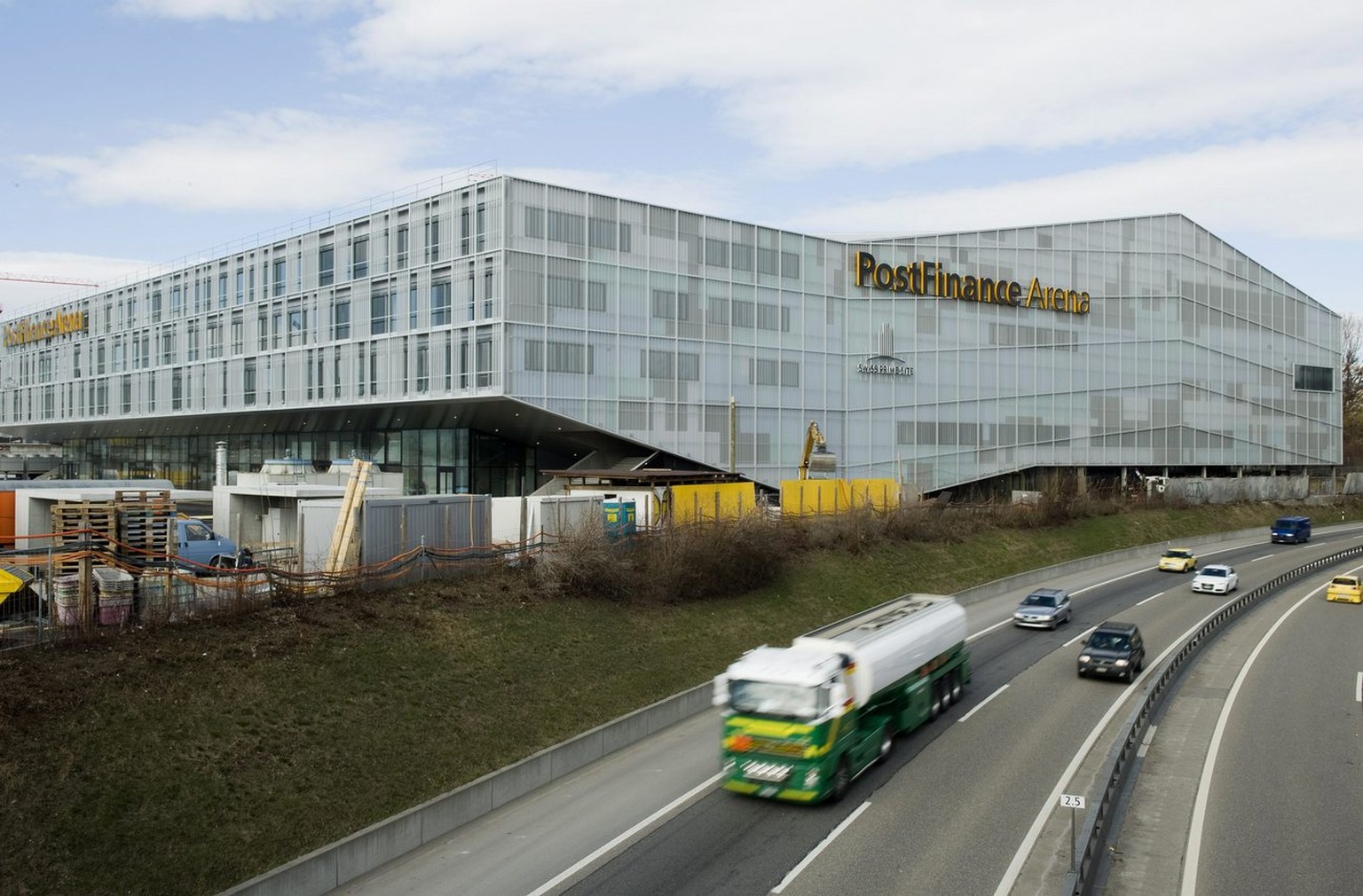 Sicht auf die PostFinance Arena in Bern, am Donnerstag 19. Maerz 2009. Vom 24. April bis 10. Mai 2009 werden in Bern und Kloten die Eishockey Weltmeisterschaft ausgetragen. (KEYSTONE/Peter Schneider)