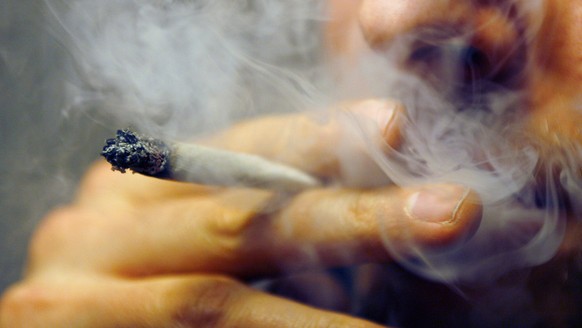 ARCHIV - SYMBOLBILD - Ein Mann raucht am 30.11.2006 in Würzburg (Bayern) einen Joint mit Marihuana. Häufiges Kiffen scheint Amerikanern den Spaß am Sex nicht zu verderben - eher sogar im Gegenteil. Da ...