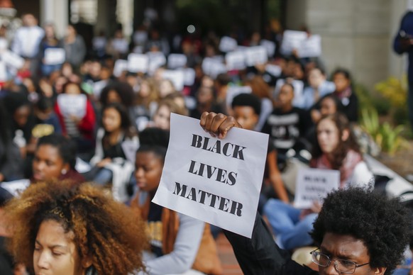 An vielen Orten gingen Menschen als Protest über die Grand-Jury-Entscheidung auf die Strasse: hier in Atlanta, Georgia.