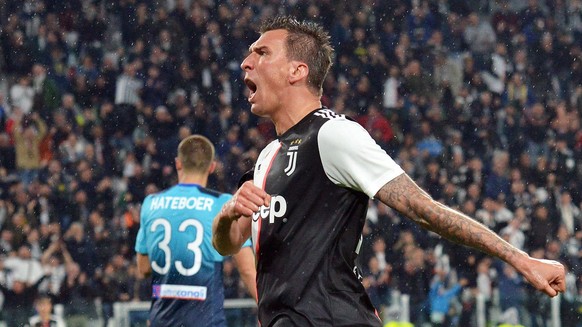 epa07585532 Juventus&#039;s Mario Mandzukic jubilates after scoring the goal 1-1 during the italian Serie A soccer match Juventus FC vs Atalanta BC at the Allianz Stadium in Turin, Italy, 19 May 2019. ...