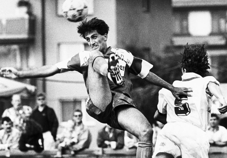 Der Churer Vladimir Petkovic, links, setzt sich im Zweikampf gegen Enrico Giani, Nr. 5, rechts, vom FC Locarno durch und erzielt in der 85. Minute per Kopf den Siegestreffer zum 2:1 ueber den FC Locar ...