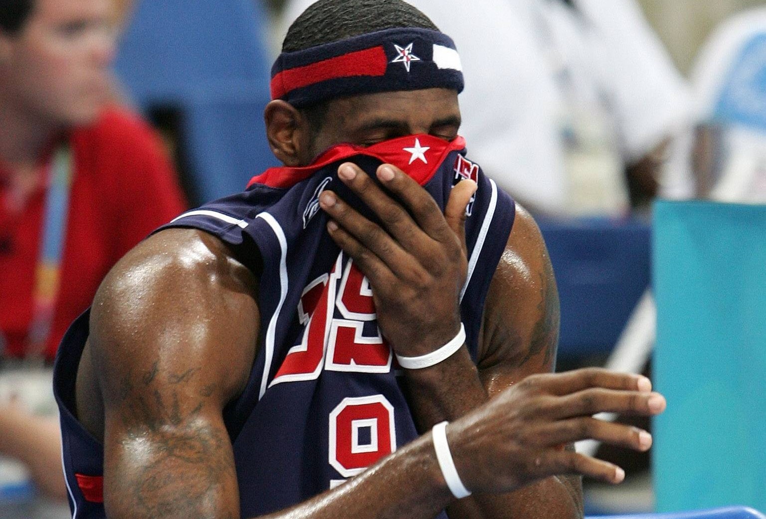 Bildnummer: 01237175 Datum: 26.08.2004 Copyright: imago/Ulmer
LeBron James (USA) wischt sich mit seinem Trikot den Schwei