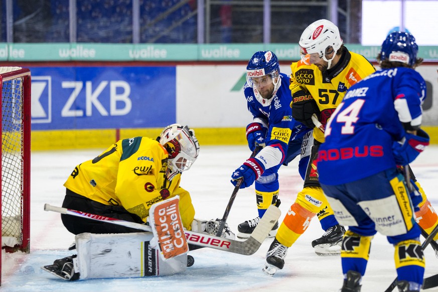 SC Bern Torhueter Christof Von Burg, EHC Kloten Stuermer Joona Luoto und SC Bern Verteidiger Davyd Barandun im Kampf um den Puck waehrend dem Qualifikationsspiel der Eishockey-Meisterschaft der Nation ...