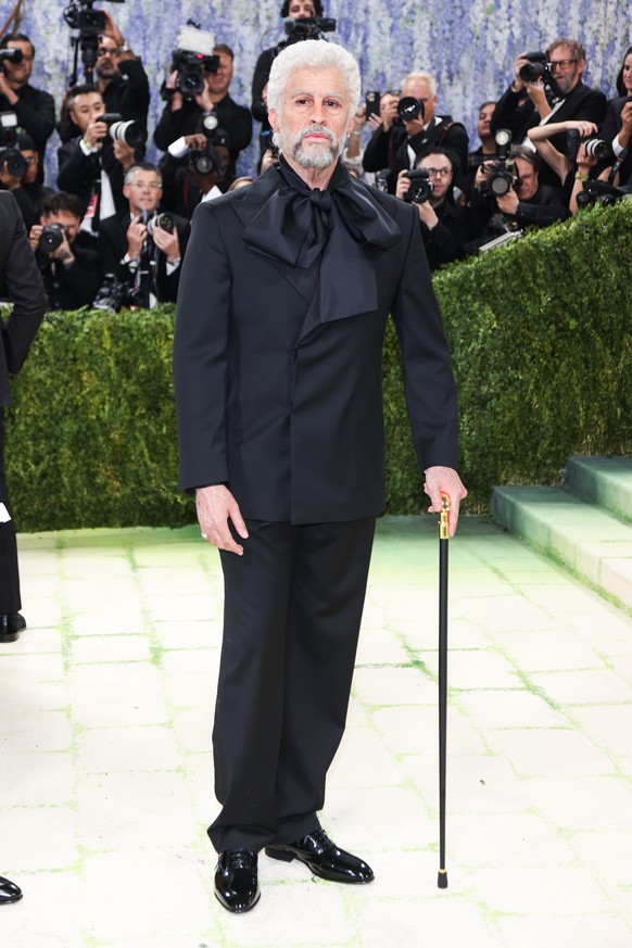 epa12933290 Puerto Rican reggaeton singer Bad Bunny (R), dressed as an old man, poses on the red carpet for the 2026 Met Gala, the annual benefit for the Metropolitan Museum of Art's Costume Inst ...