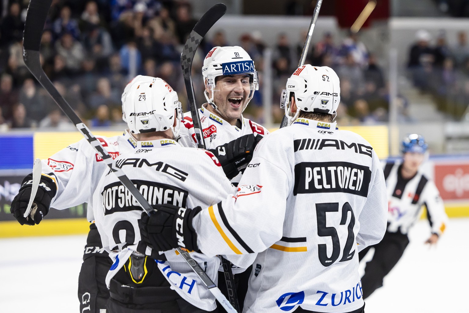 Luganos Julian Walkerl, Mitte, jubelt mit Teamkollegen nach seinem Tor zum 1:2 im Eishockeyspiel der National League zwischen den ZSC Lions und dem HC Lugano, am Dienstag, 27. Oktober 2023 in der Swis ...