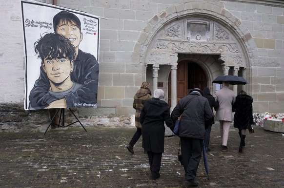 Vor der Kirche zeigt ein Kunstwerk Arthur und seinen jüngeren Bruder Benjamin.