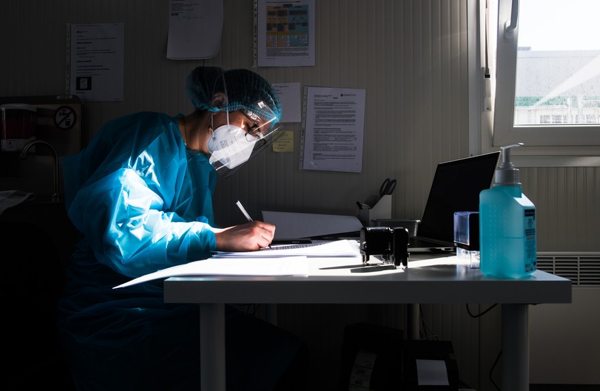 Dr. Laura Santandrea von der Amavita-Apotheke bietet in einem Container im Einkaufszentrum Breggia kostenlose antigene Schnelltests zur Feststellung des Coronavirus an, am Donnerstag, 18. Maerz 2021,  ...