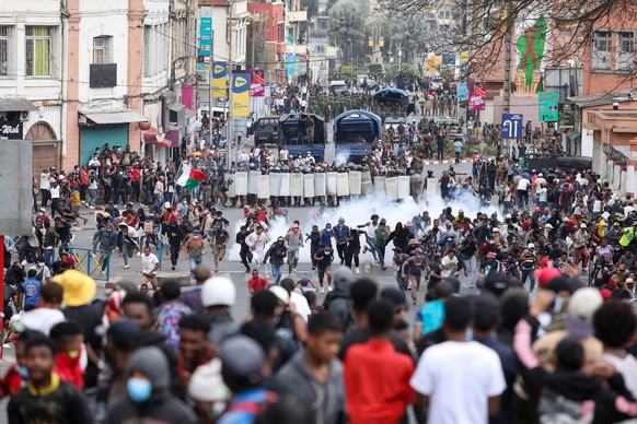 KEYPIX - Demonstrators protesting against chronic electricity and water cuts confront riot police in Antananarivo, Madagascar, Tuesday, Sept. 30, 2025. (AP Photo/Mamyrael)