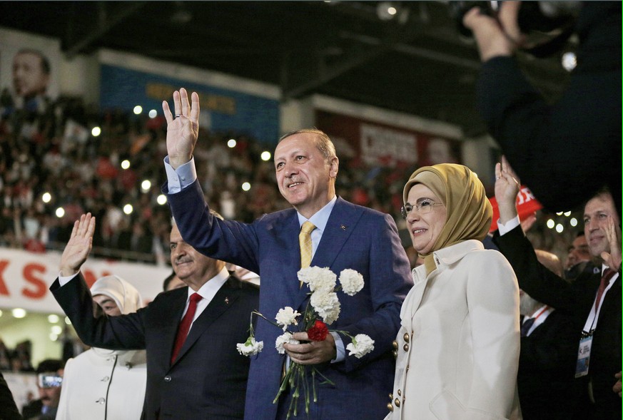 epa05978264 Turkish President Recep Tayyip Erdogan (C), his wife Emine (R) and Prime Minister Binali Yildirim (L) greet supporters of the ruling Justice and Development Party (AKP), during an extraord ...