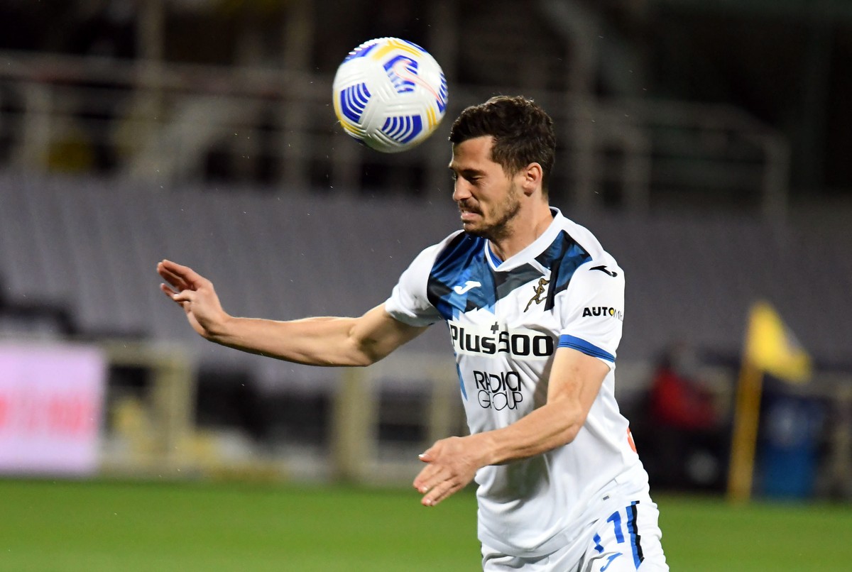 epa09129629 Atalanta's midfielder Remo Freuler in action during the Italian Serie A soccer match between ACF Fiorentina and Atalanta BC at the Artemio Franchi stadium in Florence, Italy, 11 April ...