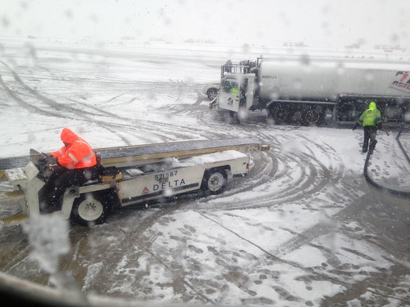 Tausende Flüge in den USA wegen Schnee gestrichen.