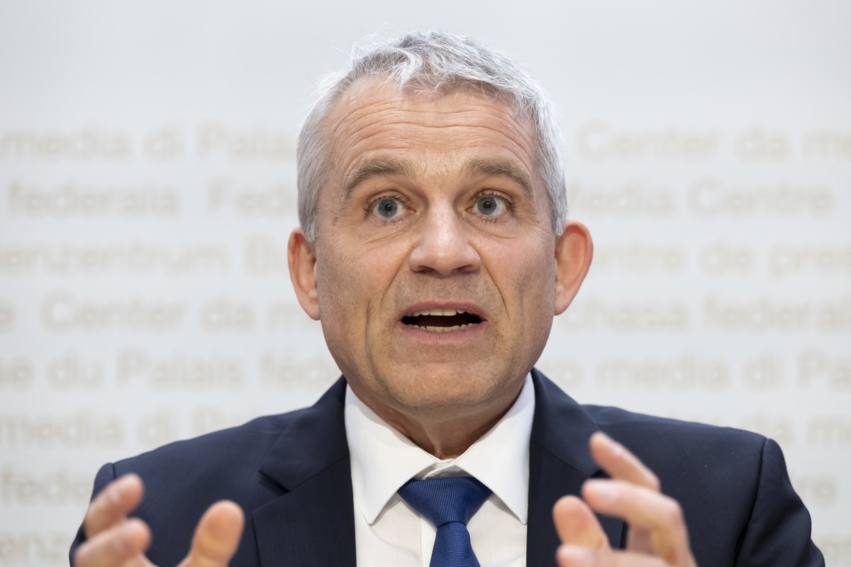 Bundesrat Beat Jans, spricht an einer Medienkonferenz ueber die Massnahmen zur Erhoehung der Erwerbsintegration von Personen mit Schutzstatus S, am Mittwoch, 8. Mai 2024, im Medienzentrum Bundeshaus i ...