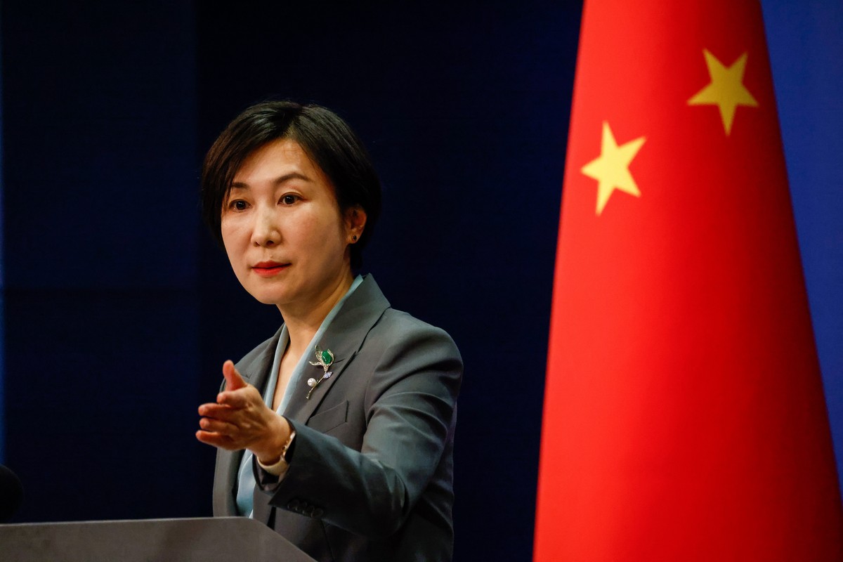 epaselect epa10493519 China's Foreign Ministry spokesperson Mao Ning gestures during a press conference at the Ministry of Foreign Affairs in Beijing, China, 27 February 2023. The US has warned C ...