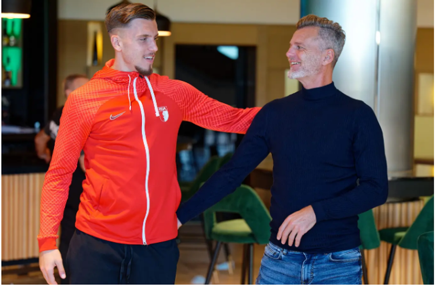 Ex-FCSG-Stürmer Ermedin Demirovic (links) ist mit dem FC Augsburg ebenfalls in Spanien im Trainingslager.