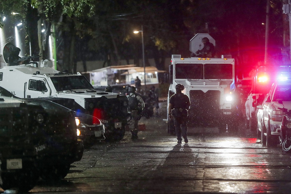 epa10990357 A security convoy transferring Nestor Isidro Garcia 'El Nini', alleged head of security of Los Chapitos criminal group, arrives at the headquarters of the Specialized Prosecutor& ...