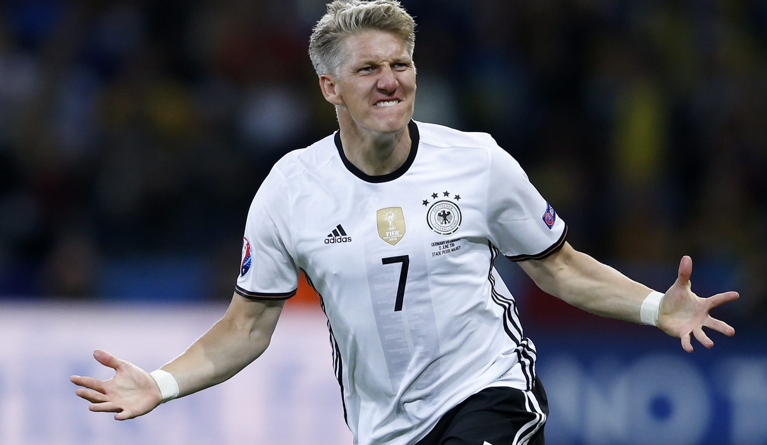 Schweinsteiger bejubelt das erste deutsche Joker-Tor seit Oliver Bierhoff im EM-Final 1996.