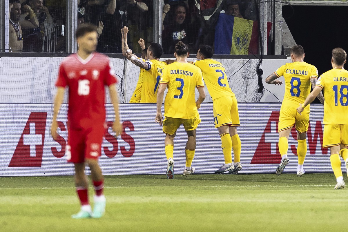 Romania's players celebrates after Romania's Valentin Mihaila scored his side's second goal during the Euro 2024 group I qualifying soccer match between Switzerland and Romania at the S ...