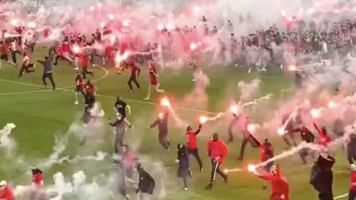 Spielabbruch statt Meisterfeier: Slavia-Prag-Chaoten greifen Rivalen mit Pyros an
