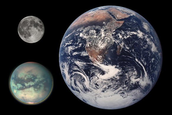 Titan (unten links) im Vergleich mit dem Erdmond (oben links) und der Erde (rechts). &nbsp;