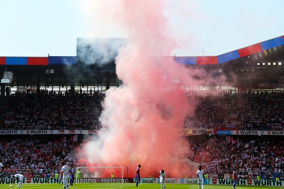 Impression vom Cupfinal: Sion-Fans in Freudenlaune brennen Feuerwerk ab.