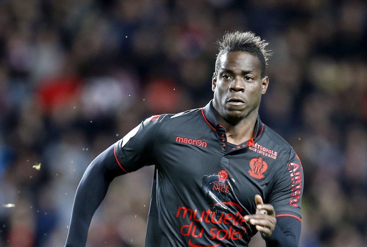epa05771259 Mario Balotelli of OGC Nice in action during the French Ligue 1 soccer match, AS Monaco vs OGC Nice, at Stade Louis II, in Monaco, 04 February 2017. EPA/SEBASTIEN NOGIER