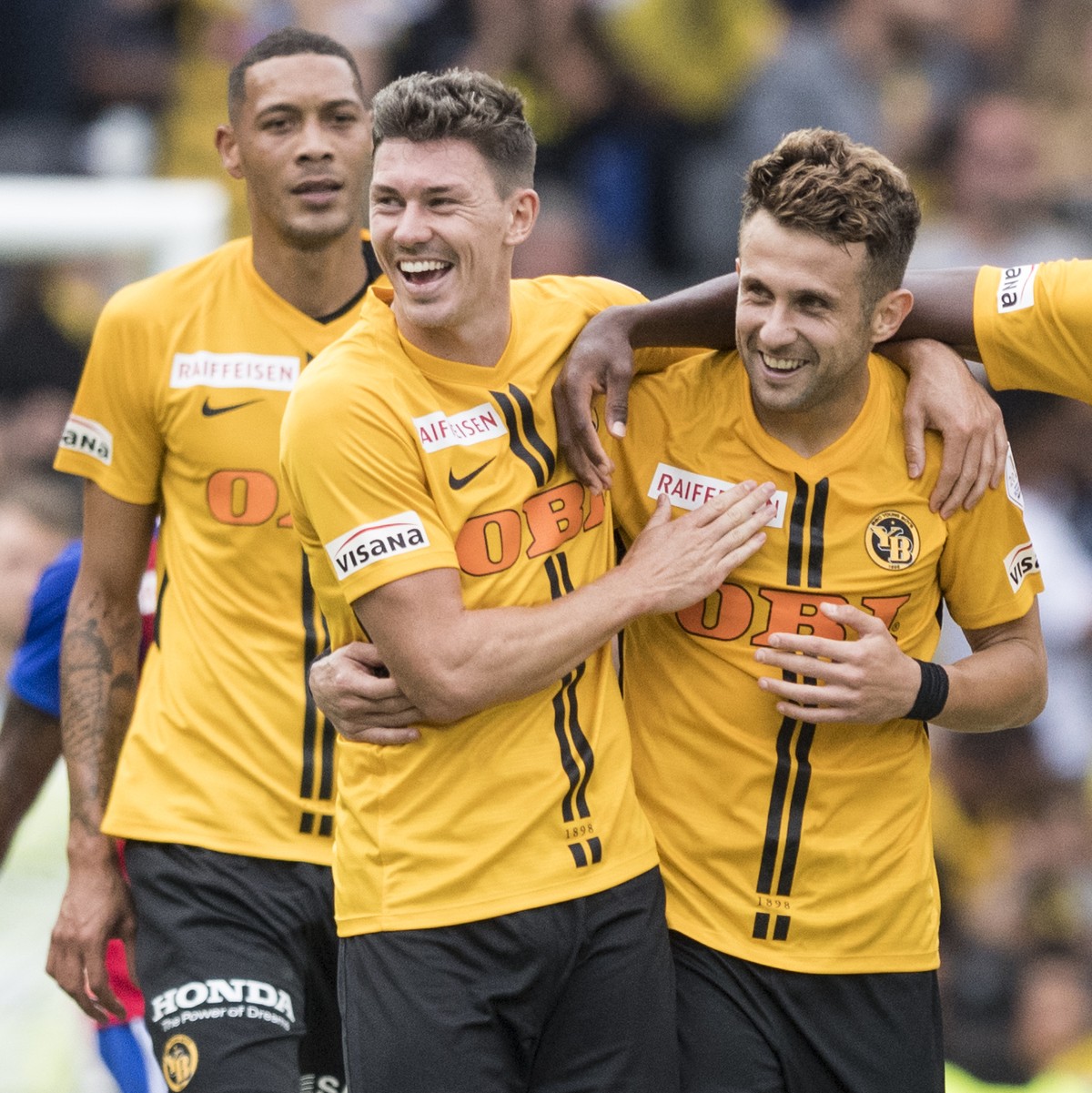 YBs Guillaume Hoarau, Christian Fassnacht, Torschuetze Miralem Sulejmani und Mohamed Ali Camara, von links, jubeln nach Sulejmanis Tor zum 2:0, beim Fussball Meisterschaftsspiel der Super League, des  ...