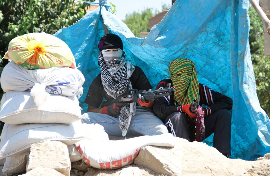 Zwei Mitglieder der revolutionären PKK-Jugend in der Nähe der türkischen Stadt Diyarbakir, Turkey, 17 August 2015.