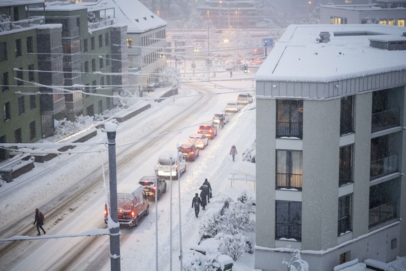 Viel verkehr auf der verschneiten verschneiten Hoenggerstrasse, fotografiert am 15. Januar 2021 in Zuerich. (KEYSTONE/Christian Beutler)