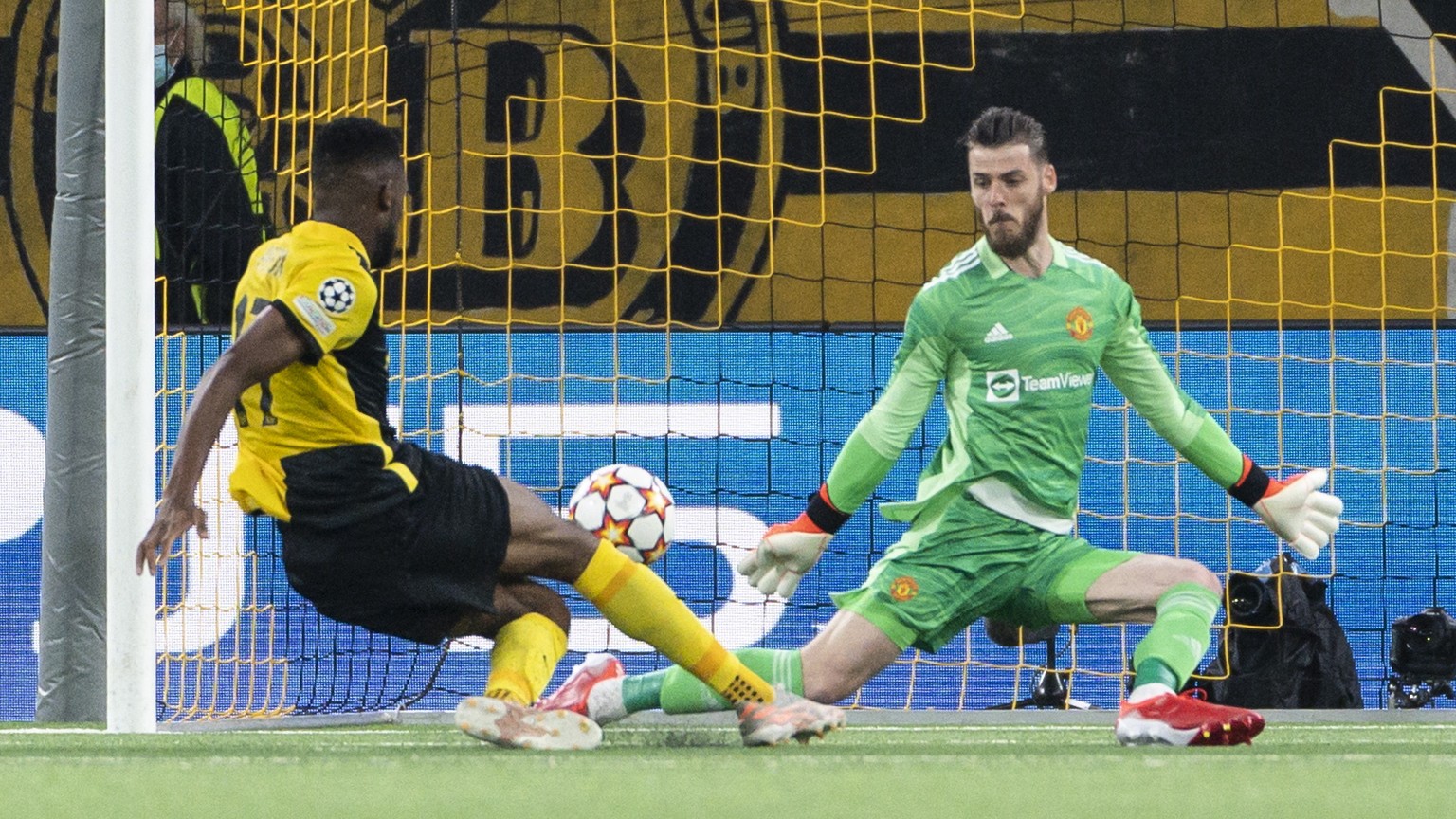 epa09468376 Young Boys&#039; Jordan Siebatcheu (L) scores the winning goal against Manchester&#039;s goalkeeper David De Gea during the UEFA Champions League group F soccer match between BSC Young Boy ...