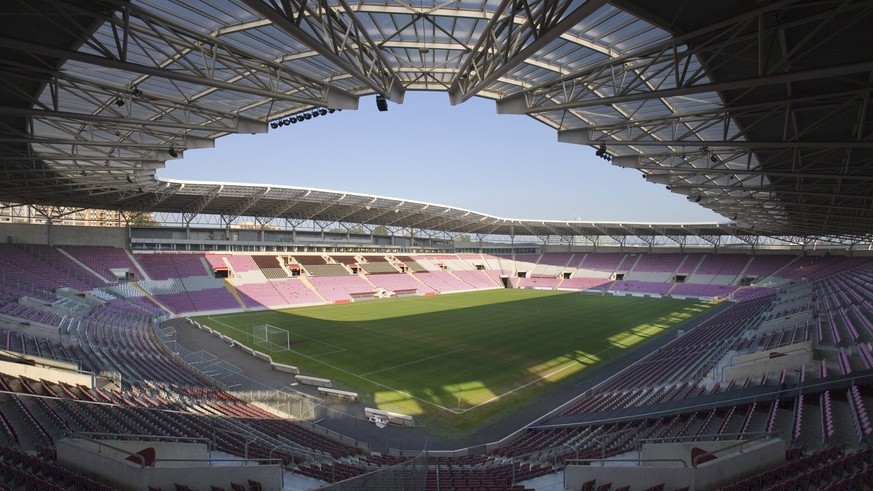 Spielfeld und Tribuenen im Fussball-Stadion Stade de Geneve in Genf, aufgenommen am 24. September 2007. Das Stadion mit einer Kapazitaet von 30&#039;084 Sitzen wird als eines der acht Stadien an der U ...