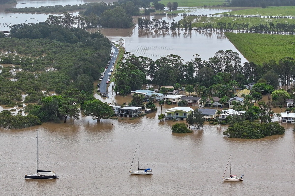epa12124560 An aerial photo shows flooding at Settlement Point Road in Port Macquarie, New South Wales, Australia, 22 May 2025. A slow-moving trough is dumping rain along the east coast of Australia,  ...