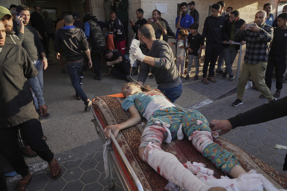 Une fille palestinienne blessée par une frappe israélienne à Gaza.