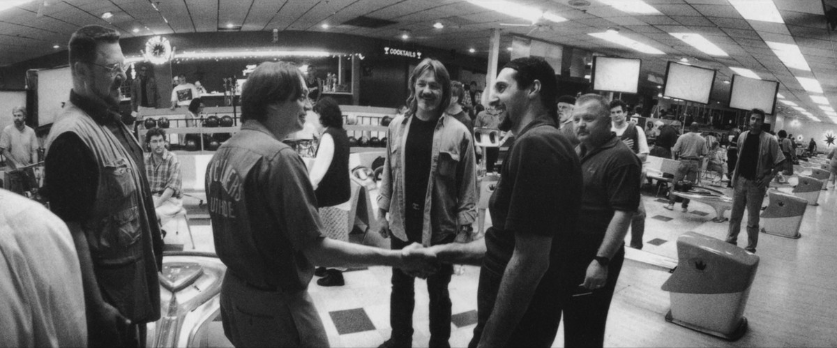 Die gegnerischen Bowling-Teams geben sich am Ende die Hand.
