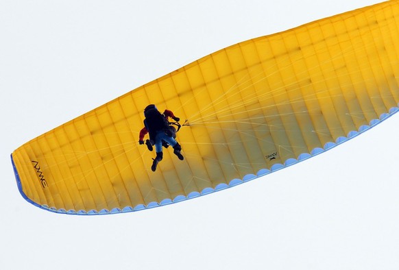 Ein Tamdem Gleitschirmflieger am Sonntag 28.Mai 2012 auf dem Haldigrat oberhalb von Wolfenschiessen im Kanton Nidwalden auf ueber 1930 Meter ueber Meer. (KEYSTONE/Urs Flueeler)