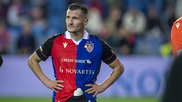 Die Spieler des FC Basel mit Taulant Xhaka, mitte, reagieren nach dem Super League Meisterschaftsspiel zwischen dem FC Basel und dem Servette FC vom Samstag, 21. Oktober 2023 in Basel. (KEYSTONE/Urs F ...