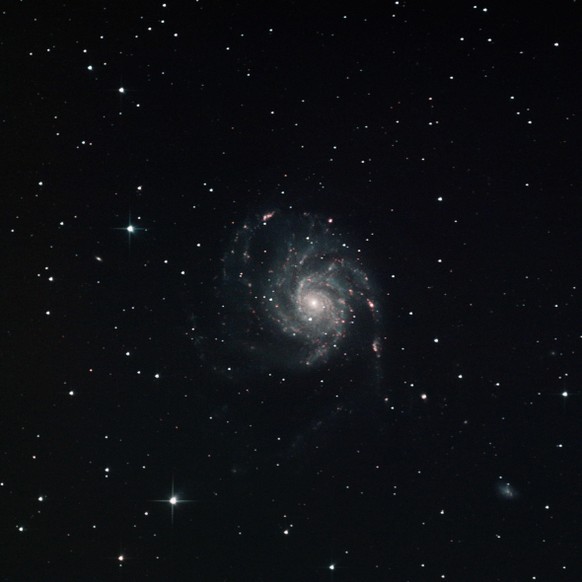 So sieht die Feuerrad-Galaxie in drei verschiedenen Wellenlängen aus\nUnd so sieht M101 durch ein Hobbyteleskop aus. Belichtungszeit 2,5h aus dem Jahr 2016 (Basel). 

Danke, dass ihr immer wieder astr ...