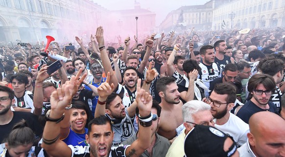 epa06008692 Juventus&#039; supporters watch the UEFA Champions League final soccer match Juventus FC vs Real Madrid CF in San Carlo&#039;s Square in Turin, Italy, 03 June 2017. EPA/ALESSANDRO DI MARCO