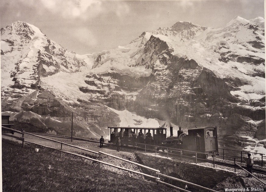 WAB-Dampflok Nr. 4, von SLM, Baujahr 1892, mit Sommerwagen