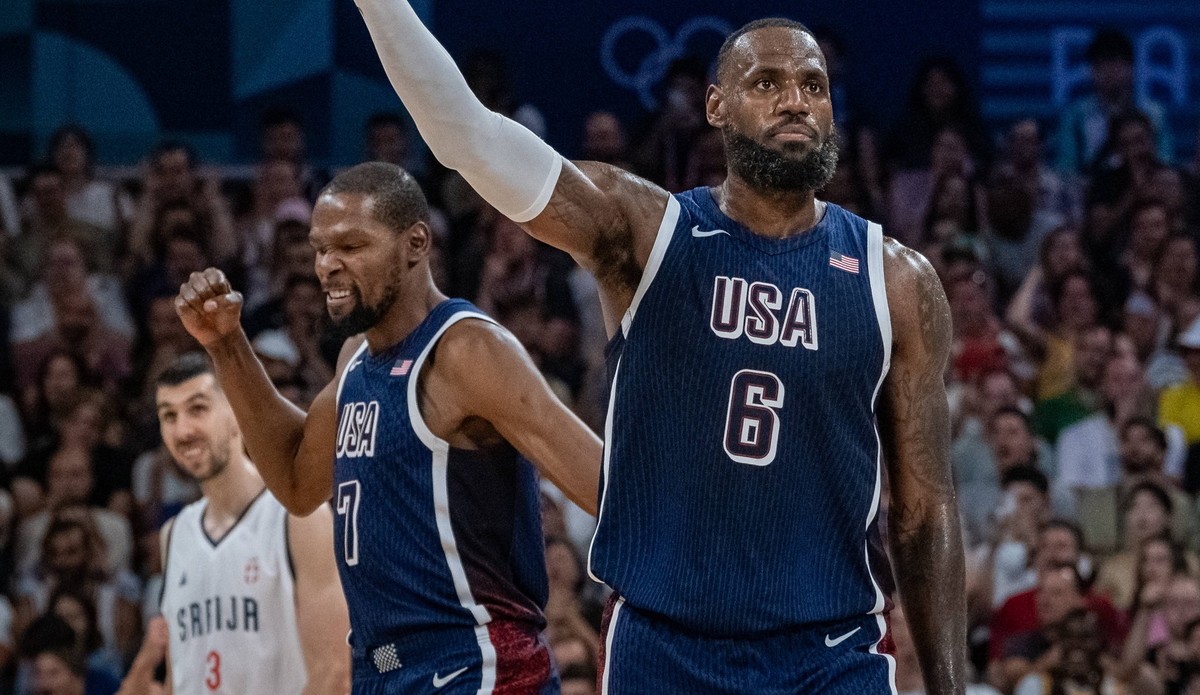 Olympische Spiele Paris 2024 Basketball Lille 28.07.2024 Vorrunde Vereinigte Staaten von Amerika USA - Serbien SRB LeBron James USA, No.06 Jubel Kevin Durant USA, No.07 *** Olympic Games Paris 2024 Ba ...