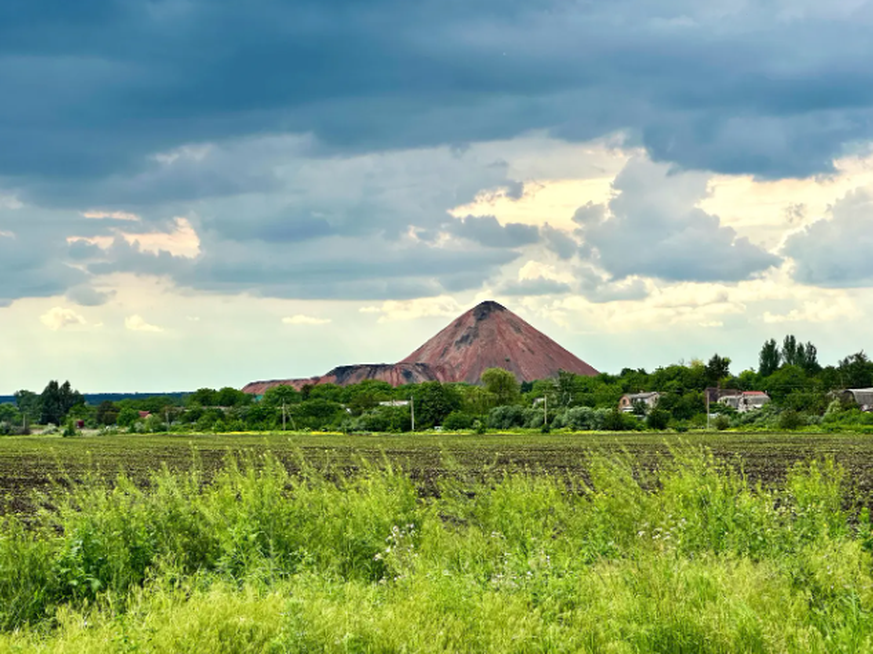 In der Gegend von Pokrowsk sind die Abraumhalden der Bergwerke allgegenwärtig.
