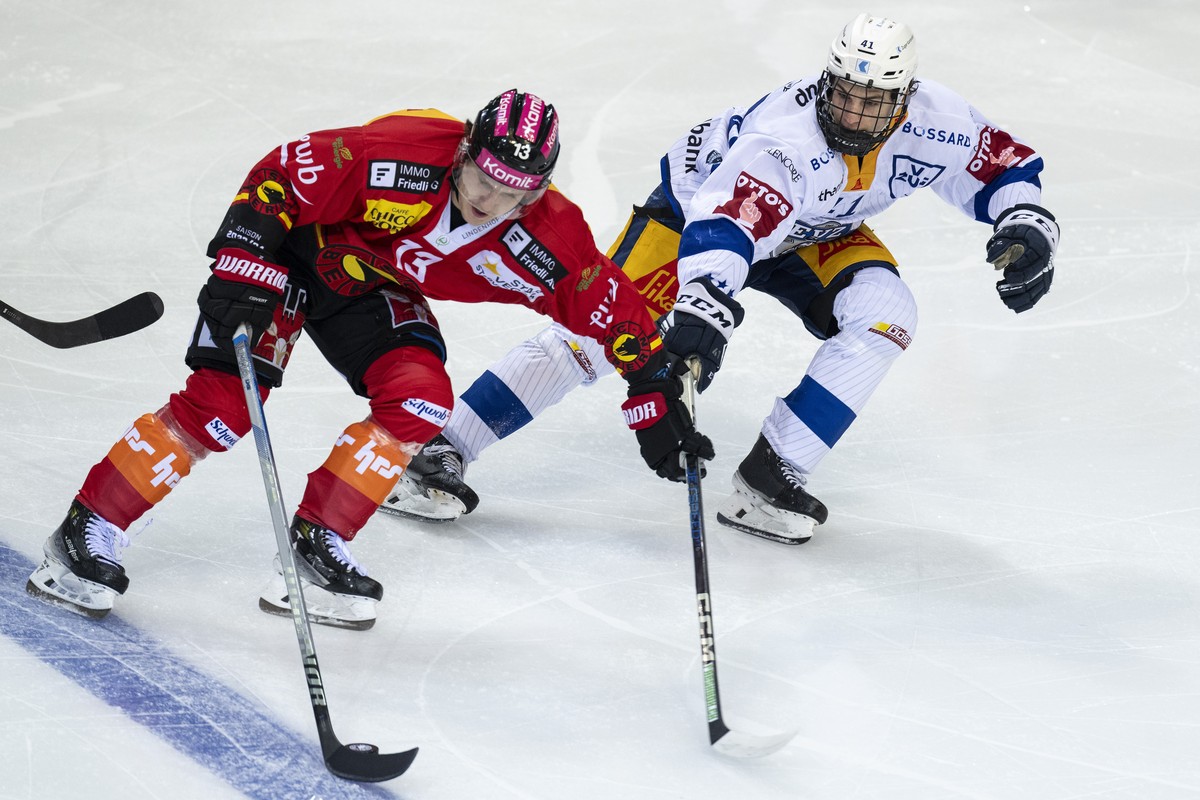 Berns Noah Fuss, links, im Duell mit Zug's Leon Muggli im Eishockey Spiel der National League zwischen dem SC Bern und dem EV Zug, am Samstag, 28. Oktober 2023, in der PostFinance Arena in Bern.  ...