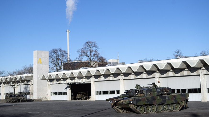 Sicht auf die Panzerhalle A auf dem Waffenplatz Thun, am Donnerstag, 3. Dezember 2015, in Thun. Ab dem 18. Dezember koennen hier in den umfunktionierten Hallen A und B bis 600 Asylsuchende untergebrac ...